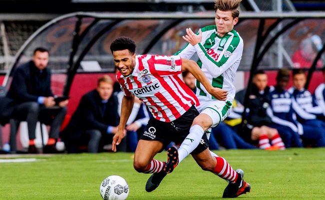 兩人因肘部 兩人因肘部